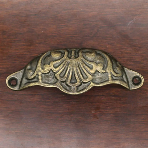 Prime Sleek Distressed Antique Brass Seashell Cabinet Pulls 8 Piece Set embossed handle from above, showing intricate design and finish.