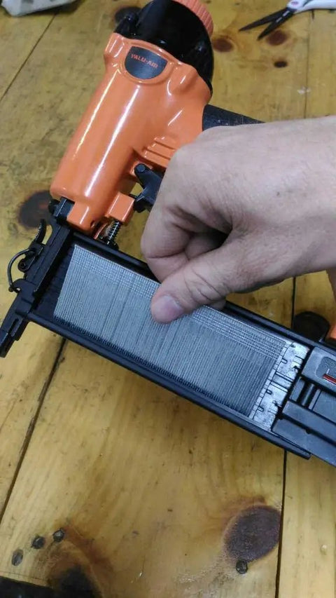 Hand loading Premium 18 Gauge Brad Nails 1-1/4 Inch Smooth Shooting Steel Fasteners For Pneumatic And Electric Brad Nailer 5000 Pack.