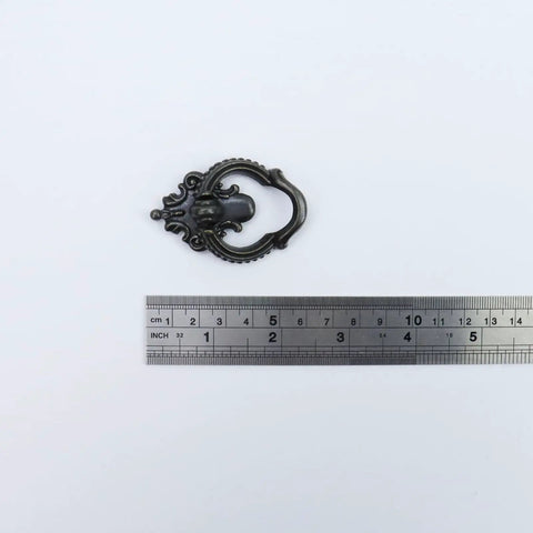 Antique vintage ring handle measuring 57x39 mm, made of zinc alloy, for cabinets and dressers. Kick Your Cabinet Digs Up a Level With Rad Vintage Ring Handles. Killer Design For Dressers And Pantry Doors. Sturdy Metal Hardware Pulls. Easy Install Boosts Aesthetics Instantly Without Breaking The Bank.