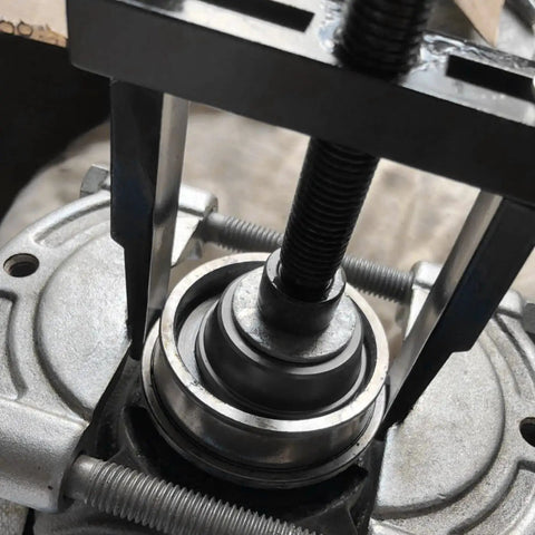 Heavy Duty Two Jaw Bearing Puller Universal Extractor For Timing Belts Flywheels And Gears With Forged Steel Support Foot 26 To 86 Mm Range used on a bearing.