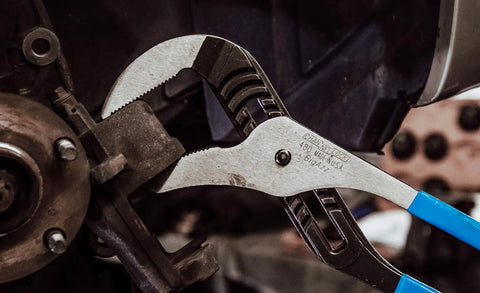 Tongue And Groove Pliers 480 BIGAZZ Straight Jaw With 90 Degree Teeth Forged Steel 20.25 Inch Length 5.5 Inch Jaw in use on metal part